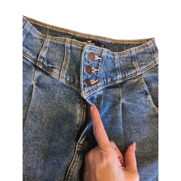 Hollister Ultra High Rise 80s Mom Jeans Blue Denim Medium Wash | 27 | EUC - Picture 5 of 9